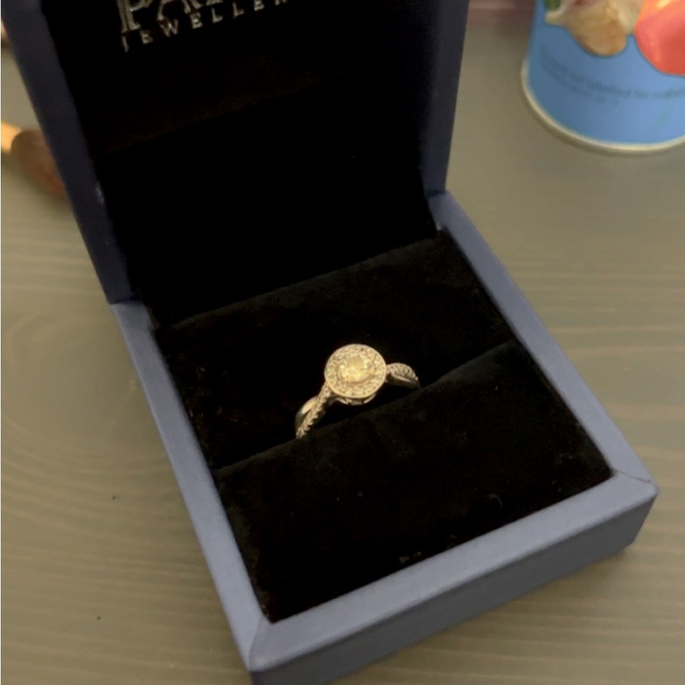 Diamond halo engagement ring 18 Kt white gold